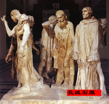 羅丹的石雕格外注重光影、明暗效果?！都尤R義民》那滿珊緩行的腿部和垂及地面的裝裝式的大麻衣，形成了大塊面的深暗陰影，既具有渾厚的體量，又襯托了凸顯心理、個性的表情與手勢。