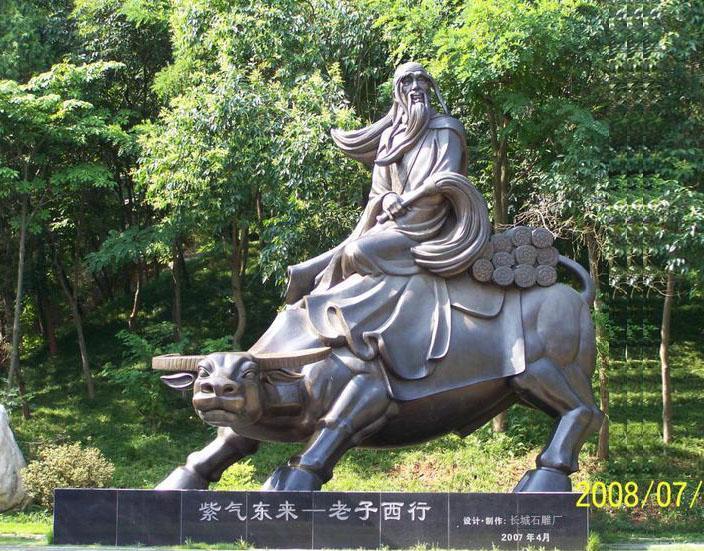 石雕老子像，這尊老子雕塑作品高兩米多，造型突出了老子的思想境界