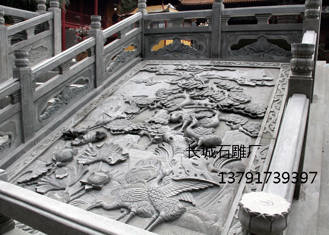 寺院石雕作品仙鶴御路，浮雕圖案是松鶴吉祥圖案