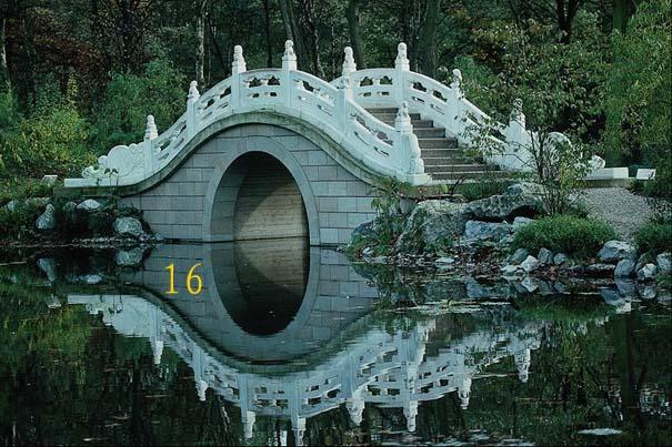 石雕欄桿也叫欄板，石欄桿，宋代稱“勾欄”，多用于須彌座式臺基上，也有用于普通臺基上。石雕欄桿一般由望柱、欄板和地袱