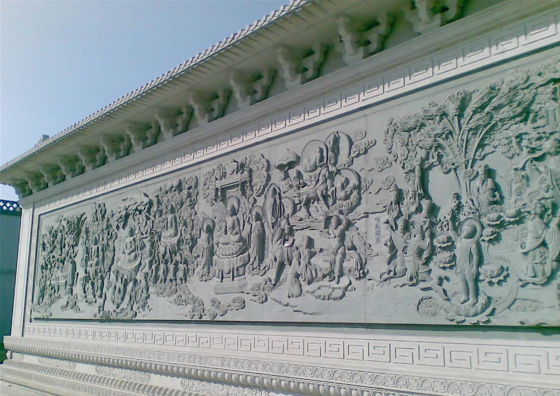 古代的寺廟雕刻往往是以民間藝術的主趨勢作為基礎，同時配合當代的政治形勢需要而偽造太平,因此寺廟雕刻的作品們往往給人一種謙和、寬容的美感。