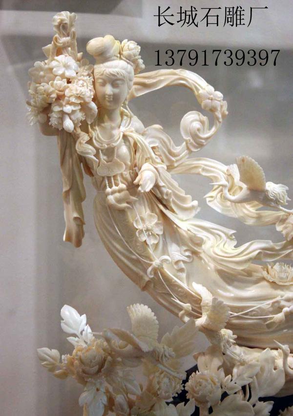 天女散花石雕雕刻作品高80厘米，寬60厘米，北京房山漢白玉料。作者對于該作品，有著自己的評論：“她的獨到之處是能體現她的身材。以前咱們見的都是特別臃腫，她這個呢，根據東西方結合，它把人體能體現出來了，能看出她身體的走向，有動感。對雕塑工藝的要求也較高，絲絲縷縷的，是透雕，特別飄逸，飄逸感特別強。”正如作者自己所言，該作品很多部位采用了透雕，對石雕雕刻藝人們的刀工要求是比較苛刻的。只見天女微微彎曲的身軀，按照人體比例和結構進行塑造，身材苗條，腰肢纖細，左手提著花籃，右手正在輕散鮮花，面部露出淡淡的笑，顯得雅致恬美。
