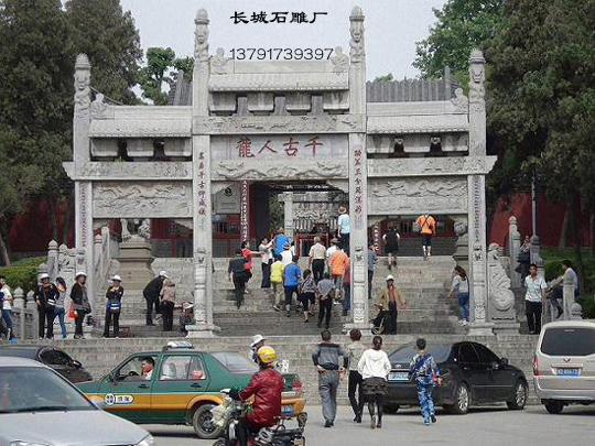 千古人龍石雕牌坊為四柱三間三樓式，上面雕刻著吉祥的圖案。
