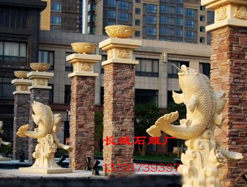 石雕魚成為國人生活中喜慶豐稔的吉祥物。圖中“魚”與“余”和“蓮”與“連”同音，取年年豐收、代代富裕之意；鋪首中的四個字為“福、壽、康、寧”，意為幸福、長壽、健康、安寧。不僅如此，石雕魚也廣泛用來解釋風水之說，可以招財、招福，還可以擋災、避禍。