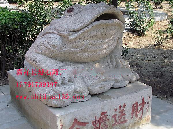 在風水行業里最多的被注重的就是財氣，這個時候有一種吉祥的動物景經常被人們擺放在家宅當中，這就是聚財金蟾雕刻，而這種聚財金蟾雕刻的寓意就在于吸納財氣，成為現在很多的商業人家最為喜愛的雕刻作品。
