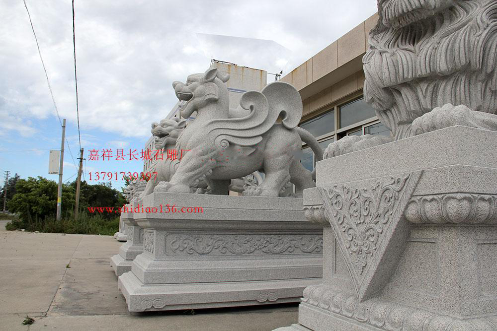 石雕貔貅在風水上用來驅邪、擋煞、鎮宅其威力是無庸置疑的。相傳貔貅喜愛金銀財寶的味道，常咬回金銀財寶來討主人的歡心，故有言此乃招財之物。
