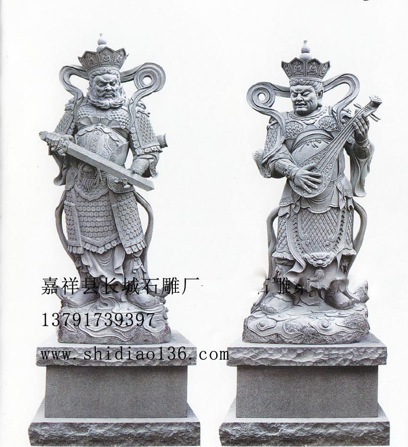 除了以上手法表現四大天王不同精神面貌外，四大天王雕刻的時候，還分別通過四大天王手里拿著不同的道具來表現，因為道具也是石雕的基本表現手法之一。
