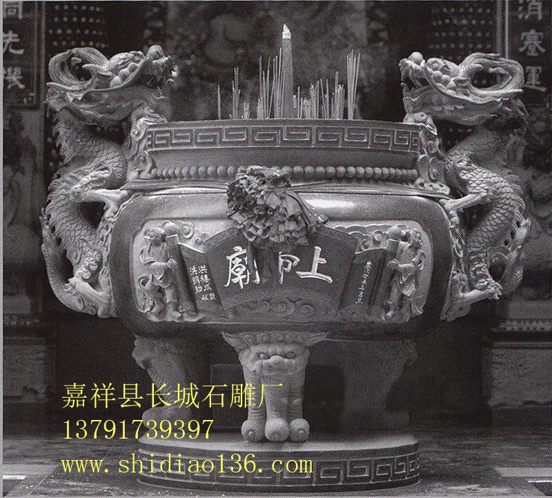 石雕香爐的用途還在于其是承接佛教香火的一個主要方式，我們通常對一座寺院的看法都是通過對香火旺不旺盛來進行的，而且在歷史的演變中，有時候它的存在就是我們佛教歷史的一個見證，它在時間的變遷中看慣了塵世的紛擾，帶我們一起領略佛教的深厚文化底蘊。