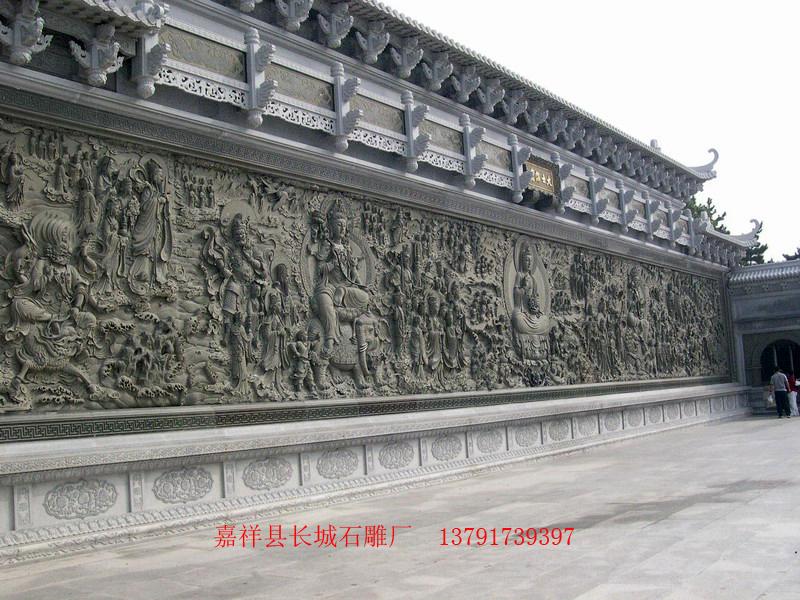石雕大多以菩薩坐騎為主，例如獅鷺獸，石雕麒麟等，造型逼真大多都是仰望狀，意在上傳天意，下達民情，，有著體恤百姓，聆聽信徒心愿之意。