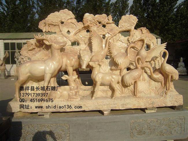 石雕鹿和鶴都是風水中代表健康長壽的靈物。鹿童、鶴童仙子是老壽星南極仙翁壇下的高徒。“鹿鶴銜芝”吉祥物，梅花鹿臥一大壽桃旁，一仙鶴并立，鹿鶴共同銜一顆靈芝仙草。寓示延年益壽、健康吉祥、永葆青舂。