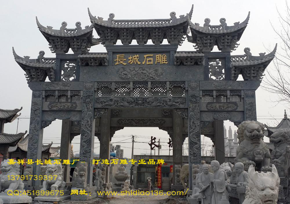 這是我廠前面擺放的石雕牌坊樣品，這座牌坊的工藝在全國都是數一數二的。